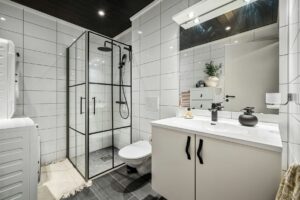 Flasche Abflussreiniger im Badezimmer
