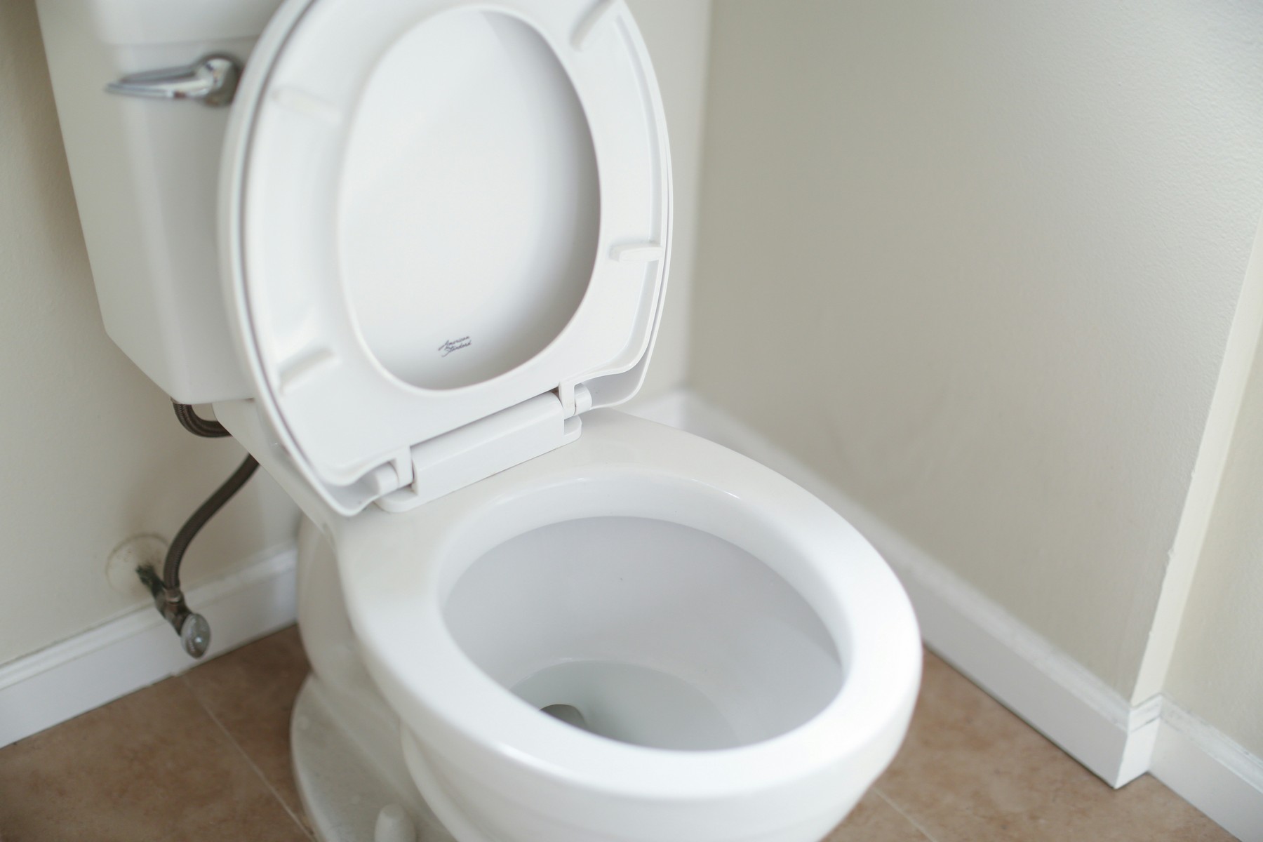 Toilette und Duschabfluss im selben Badezimmer