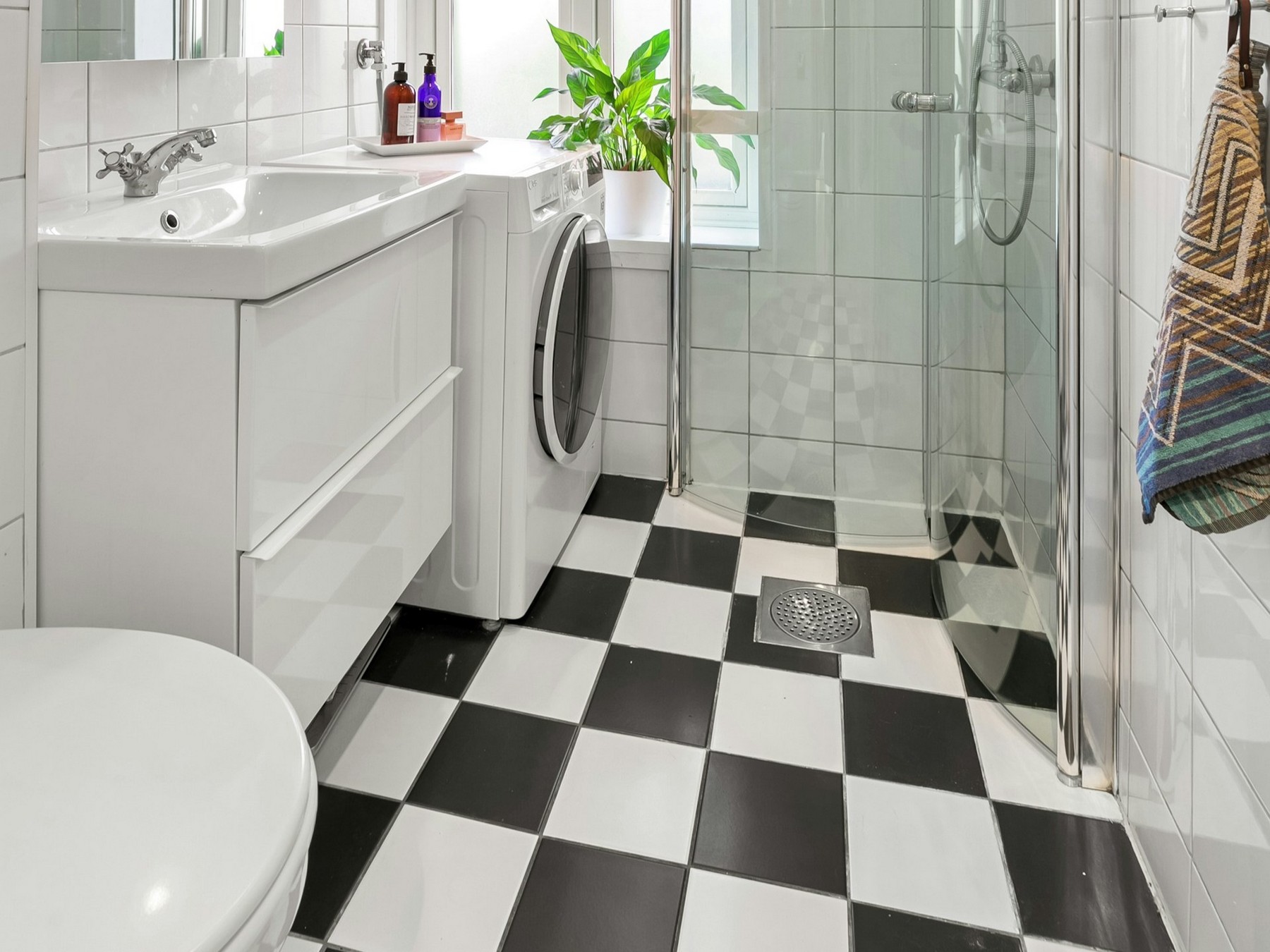 Klempner arbeitet an Badezimmerabfluss