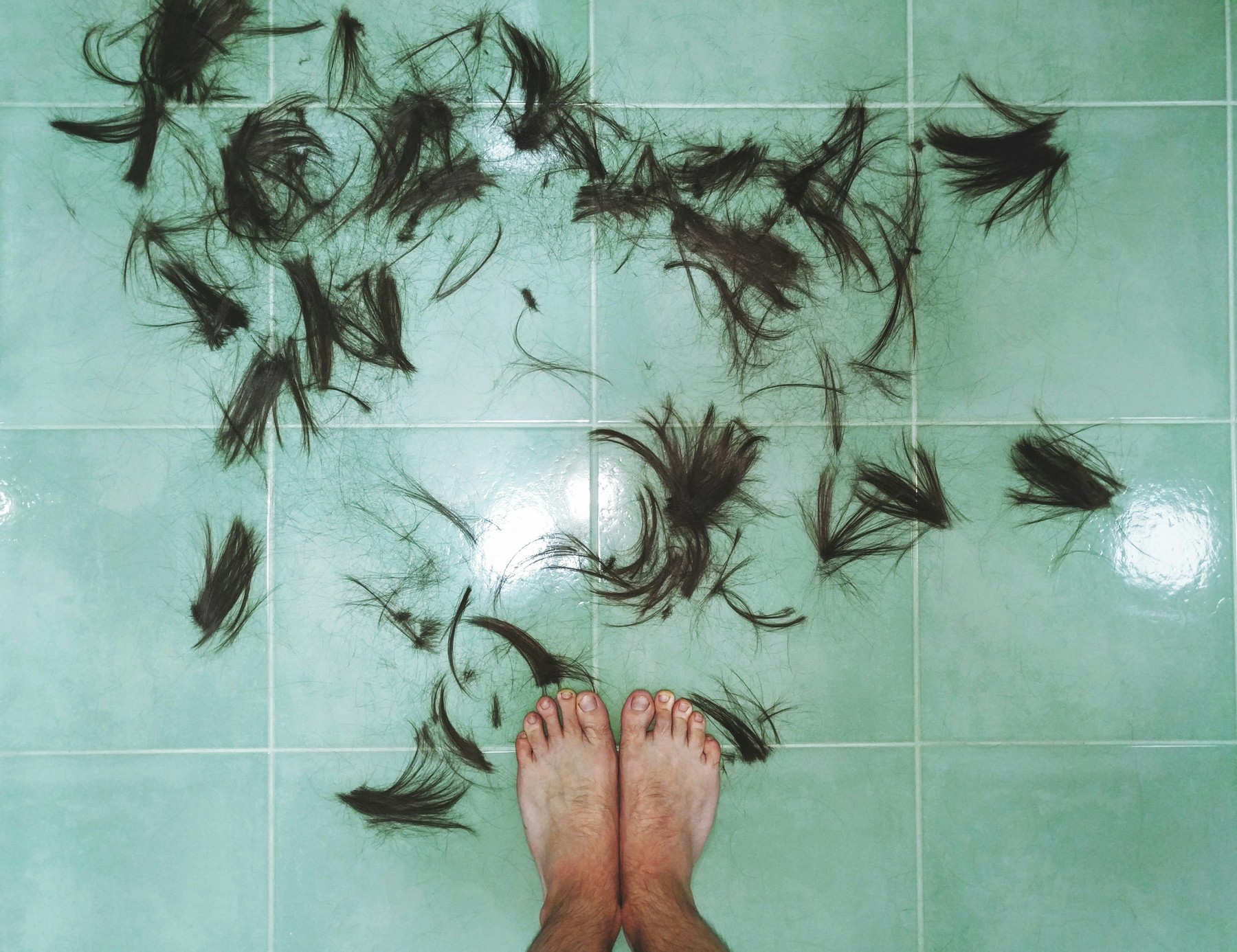 Haare im geöffneten Duschabfluss sichtbar