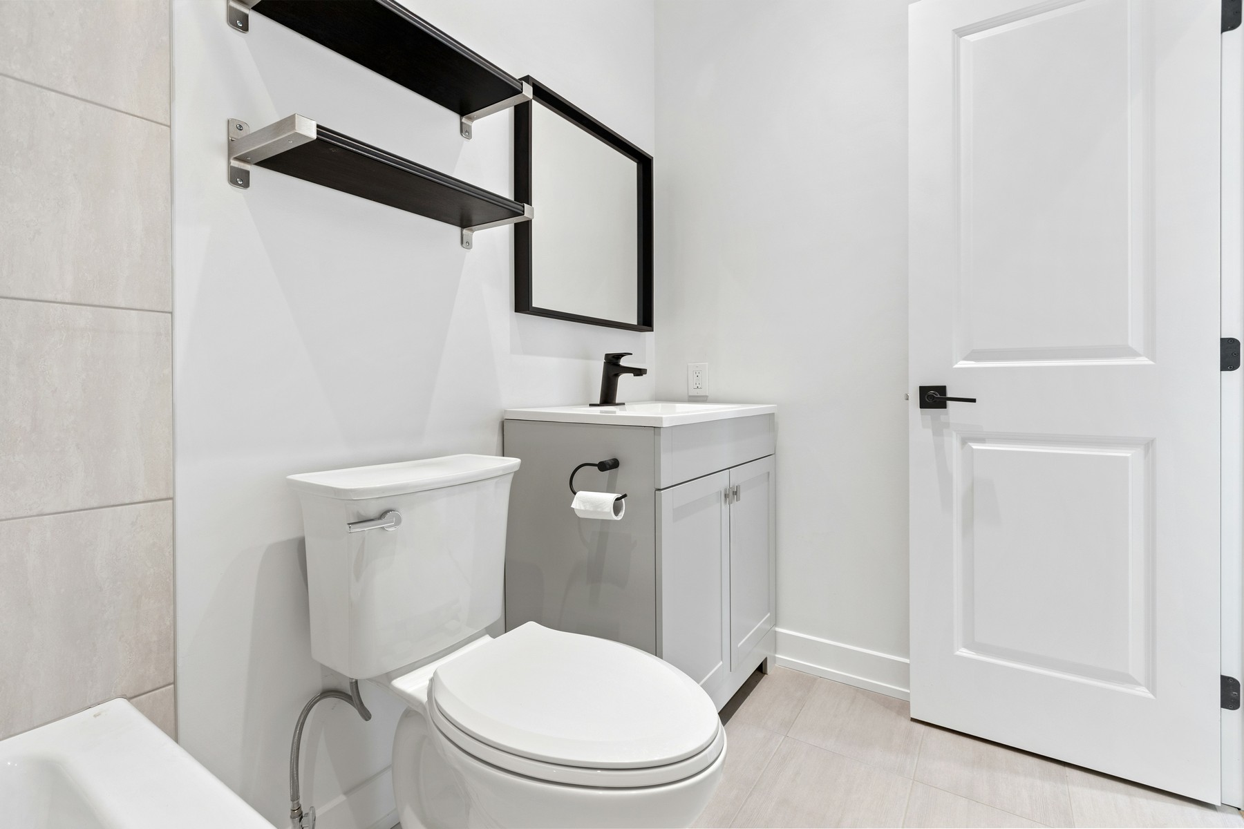 Waschbecken und Toilette in kleinem Badezimmer
