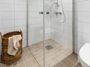 Rohrreinigungsspirale auf Badezimmerboden
